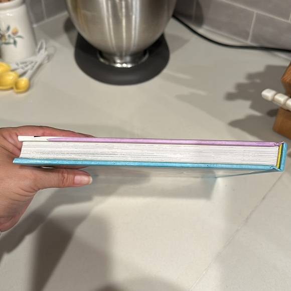 Friends The Official Cookbook NWT - Picture 6 of 6